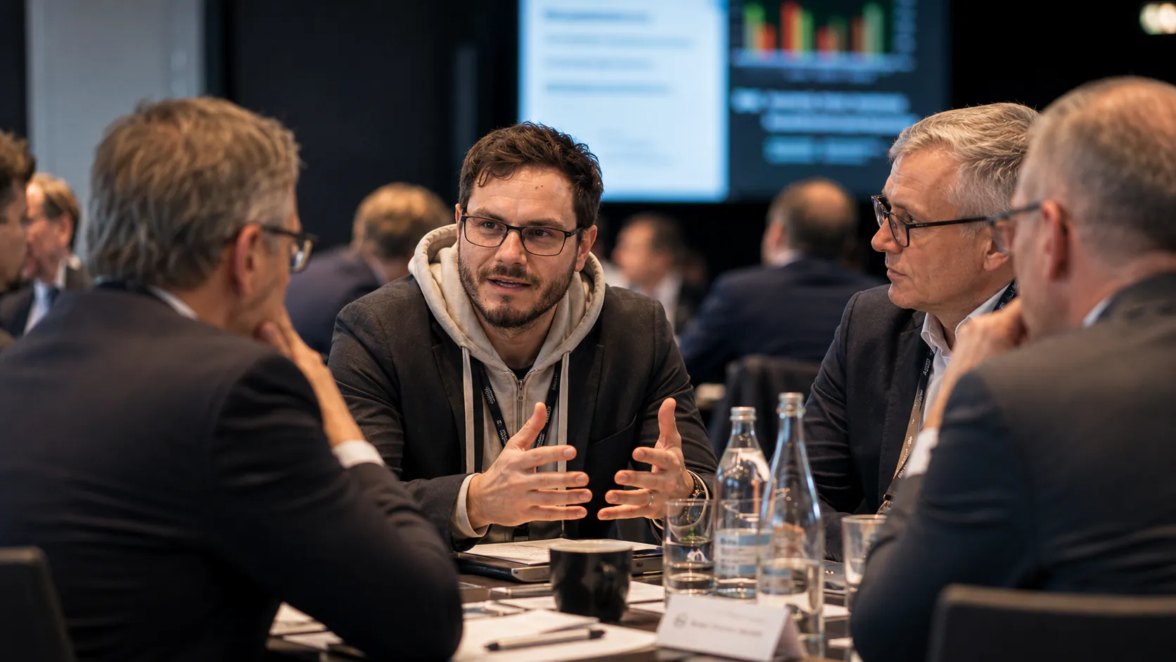 Dr.-Ing. Christopher Wilmes im technischen Fachgespräch mit Projektbeteiligten